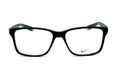Óculos Nike 7091 Live Free Preto fosco com detalhe transparente nas hastes e logo de metal