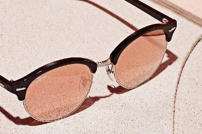 Óculos de Sol Ray-Ban Clubround preto rajado prata e lentes espelhadas rosê