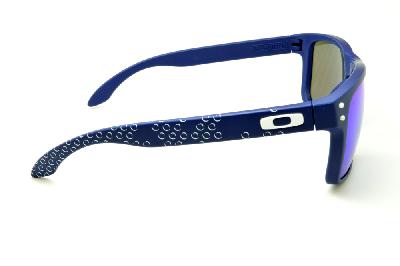 Óculos de sol Oakley OO 9102 Holbrook azul com haste bolha e detalhe branco